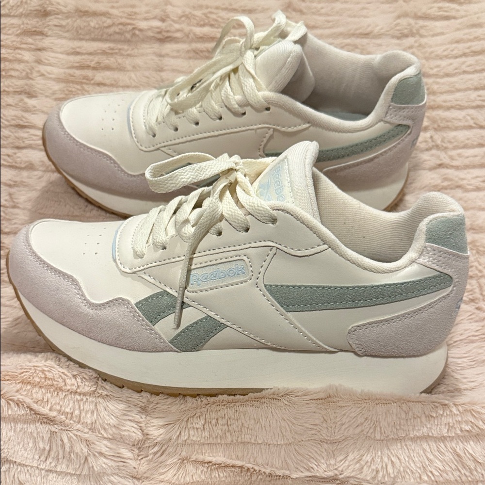 Reebok Women's Cream and Light Blue Sneakers